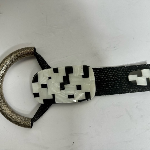 Vintage  Lucite black and white buffalo one size fits all Velcro closure belt - Picture 3 of 5